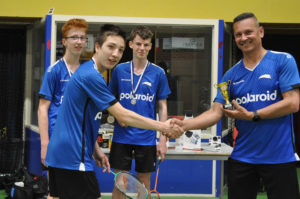 De winnaars worden gefeliciteerd door de Voorzitter